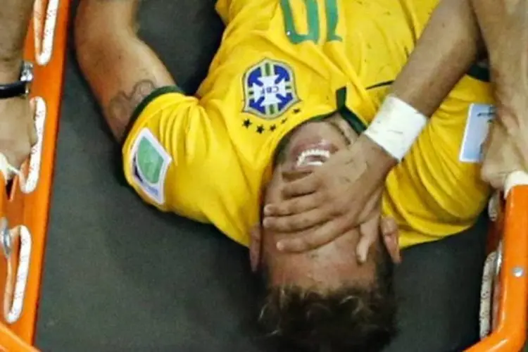 
	Neymar chora ap&oacute;s pancada nas costas: Para Felip&atilde;o, crise pode ser oportunidade para a equipe
 (Fabrizio Bensch/Reuters)