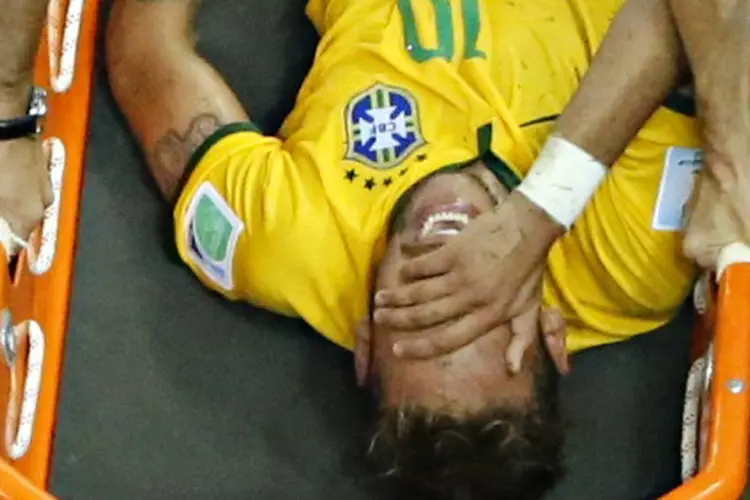 Neymar chora ao ser retirado de maca do Castelão, após receber uma pancada nas costas (Fabrizio Bensch/Reuters)
