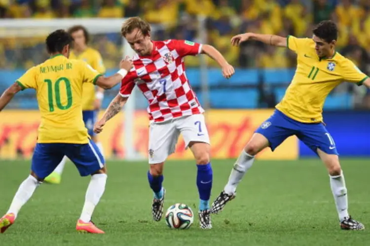 Os jogadores Neymar (E) e Oscar, da seleção, em partida contra a Croácia pela Copa (Getty Images)