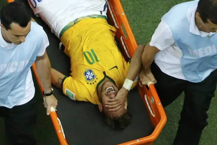 Neymar sendo retirado de maca após receber uma pancada nas costas, durante partida contra a Colômbia, em Fortaleza (Fabrizio Bensch/Reuters)