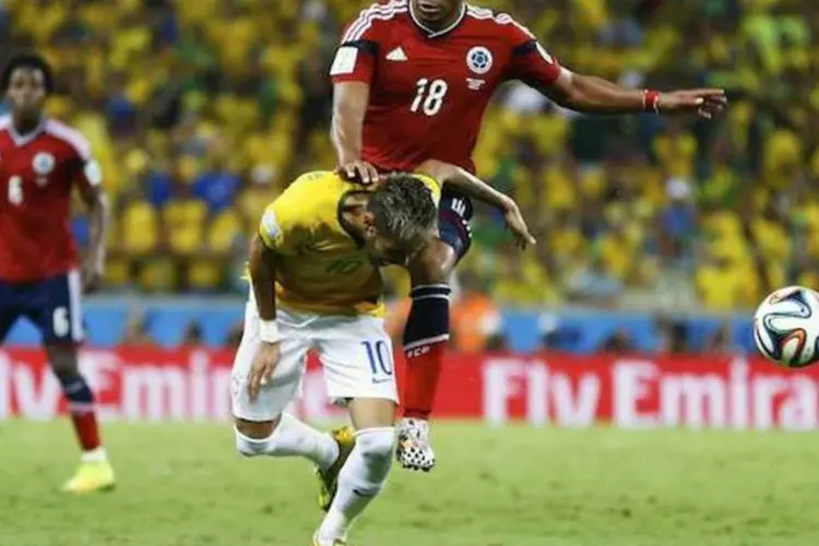 
	Neymar sofre joelhada do jogador colombiano Zuniga, que fraturou uma de suas v&eacute;rtebras lombares
 (REUTERS/Marcelo Del Pozo)