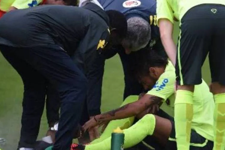 
	Treino foi interrompido por alguns instantes depois que Neymar sentiu dores no tornozelo
 (AFP)
