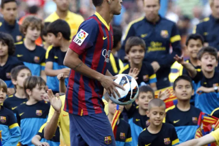 Neymar se apresenta no Camp Nou como novo jogador do Barcelona: "Estou muito feliz em poder jogar no Barça e realizar meu sonho", disse Neymar no idioma regional. (REUTERS/Gustau Nacarino)