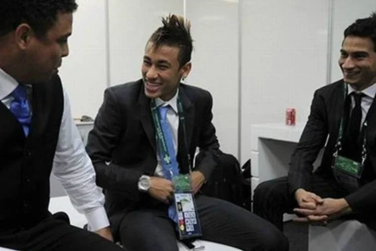 Ronaldo e Neymar, juntos com Ganso: ex-atacante administra a imagem da estrela santista (Fifa/Getty images)