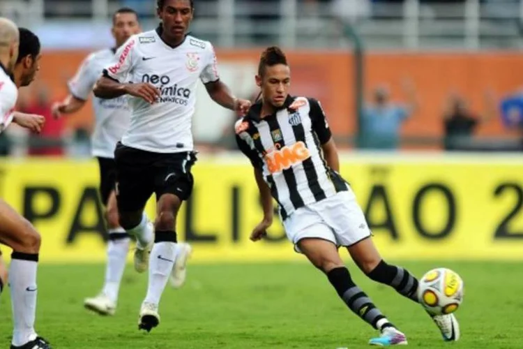 Neymar em campo: nos últimos 19 meses, o Santos conquistou 20.000 novos sócios. O total é superior aos 18.491 novos associados dos dez anos anteriores (Renato Pizzutto/Placar)