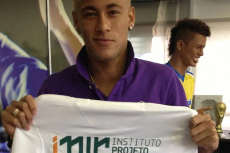 
	Neymar segura camisa criada pela Loducca: ag&ecirc;ncia desenvolveu a marca do jogador e criou o branding do Instituto Projeto Neymar Jr
 (Divulgação)