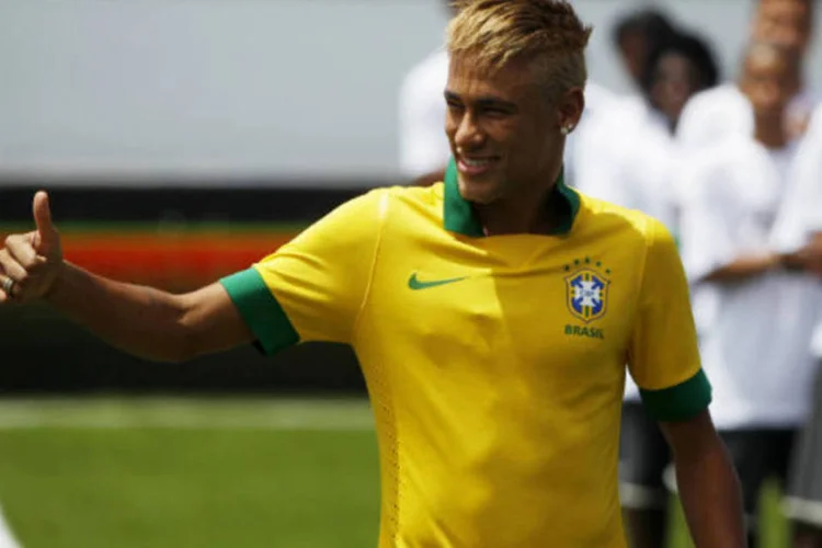 
	O atacante Neymar apresenta o novo uniforme da Sele&ccedil;&atilde;o Brasileira de Futebol: publicidade d&aacute; continuidade &agrave; pol&iacute;tica da empresa de incentivo e patroc&iacute;nio ao esporte
 (REUTERS/Pilar Olivares)