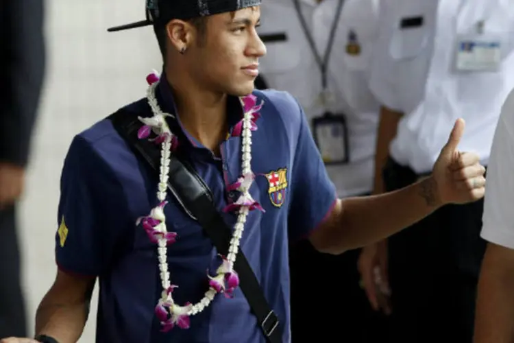 O jogador do Barcelona Neymar chega com o time ao aeroporto de Bangcoc, na Tailândia (REUTERS/Chaiwat Subprasom)
