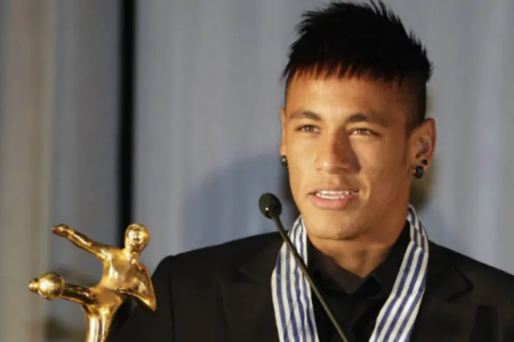 O jogador de futebol Neymar faz um discurso após receber o prêmio de "Rei da América", organizado pelo jornal uruguaio El Pais (REUTERS / Andres Stapff)