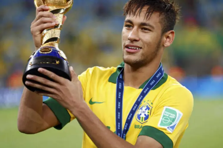 
	Neymar exibe ta&ccedil;a da Copa das Confedera&ccedil;&otilde;es: um quinto das men&ccedil;&otilde;es de usu&aacute;rios no Twitter &nbsp;tiveram rela&ccedil;&atilde;o com a atua&ccedil;&atilde;o do jogador
 (REUTERS)