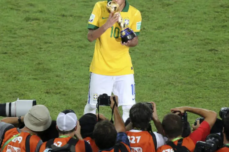 Neymar posa para fotógrafos beijando a taça de campeão da Copa das Confederações após vitória da seleção brasileira sobre a Espanha por 3X0 (REUTERS/Paulo Whitaker)