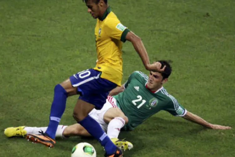 
	O atacante Neymar disputa bola com o mexicano Hiram Mier, durante jogo pela Copa das Confedera&ccedil;&otilde;es, no est&aacute;dio do Castel&atilde;o, em Fortaleza, em 19 de junho de 2013
 (REUTERS/Paulo Whitaker)