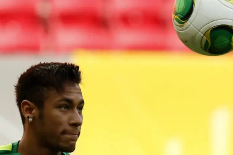 O jogador Neymar cabeceia bola durante treino da seleção brasileira de futebol no Estádio Nacional de Brasília Mané Garrincha (REUTERS/Jorge Silva)