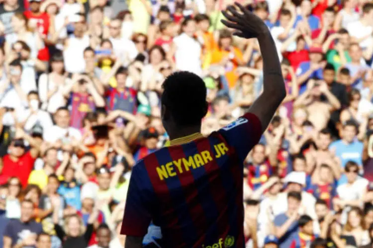 O jogador de futebol Neymar acena para a torcida durante sua apresentação no Barcelona (REUTERS/Gustau Nacarino)