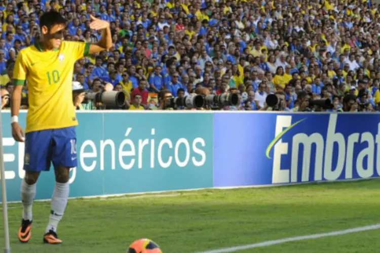 Neymar cobra escanteio durante amistoso entre Brasil e Inglaterra na reabertura do Maracanã (Tânia Rêgo/ABr)