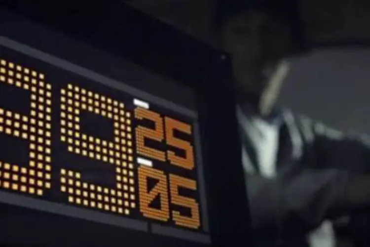 No vídeo, Neymar recebe uma caixa, com relógio digital contando os segundos, algo parecido com uma bomba relógio (Reprodução)
