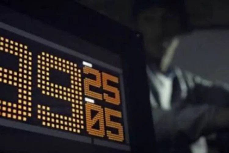 No vídeo, Neymar recebe uma caixa, com relógio digital contando os segundos, algo parecido com uma bomba relógio (Reprodução)