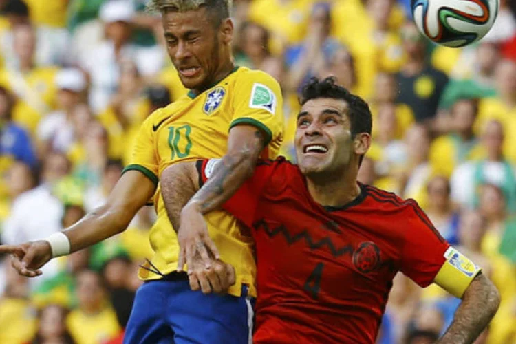 
	Neymar, em dividida com jogador mexicano durante partida da Copa
 (Kai Pfaffenbach/Reuters)