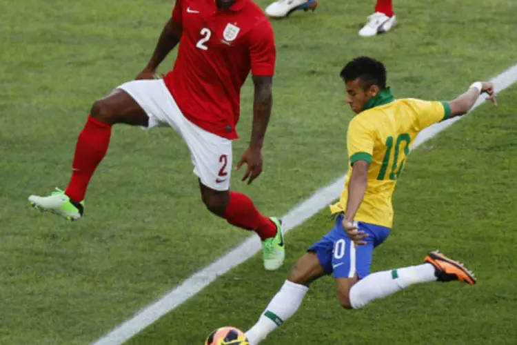 Neymar chuta a bola em jogo amistoso da seleção brasileira contra a Inglaterra no Maracanã (REUTERS/Sergio Moraes)