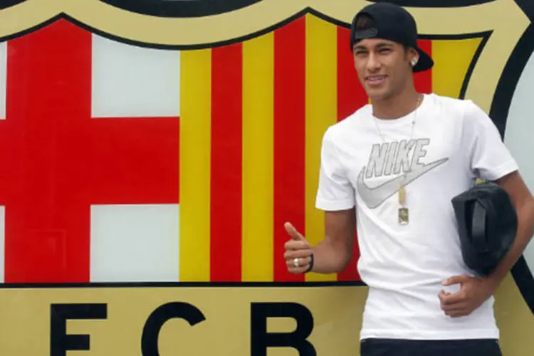 O jogador de futebol Neymar posa em frente ao símbolo do Barcelona após sua chegada à Espanha (REUTERS/Albert Gea)