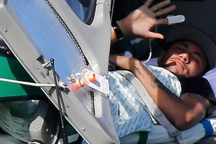 Neymar acena no helicóptero antes de deixar a concentração da seleção no Rio (REUTERS/Marcelo Regua)