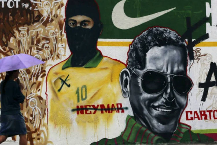 
	Muro alterado por manifestantes contra a Copa: m&aacute;scara preta foi adicionada ao rosto do jogador Neymar
 (REUTERS/Ana Carolina Fernandez)