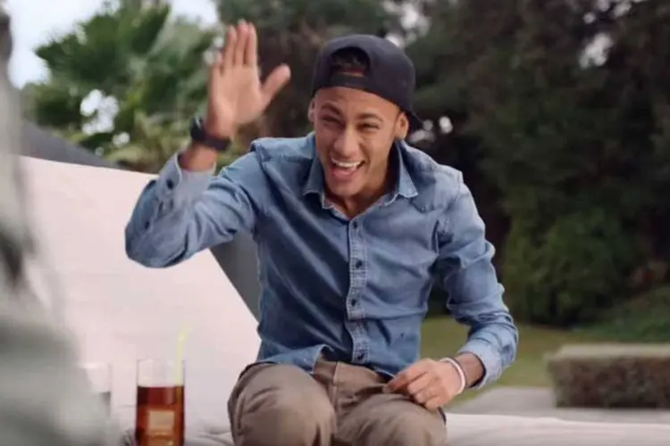 
	Neymar em campanha do McDonald&#39;s: as pe&ccedil;as estavam instaladas nas ruas da cidade santa de Meca
 (Reprodução/Youtube)