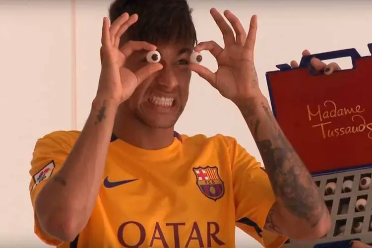 
	Neymar testa olhos em making of em Barcelona: pose escolhida reflete a comemora&ccedil;&atilde;o de um gol da Copa do Mundo de 2014 no Brasil
 (Reprodução/Youtube)
