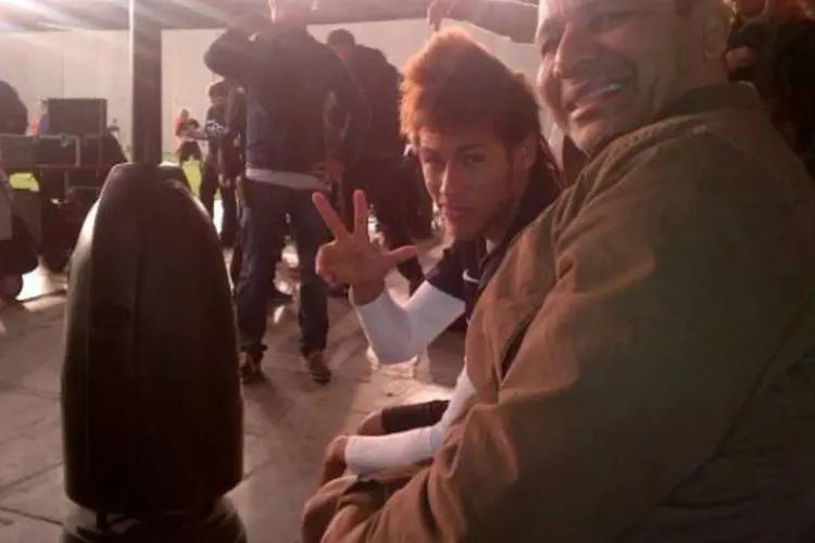 Neymar postou no Twitter uma foto sua ao lado de seu pai (reprodução)
