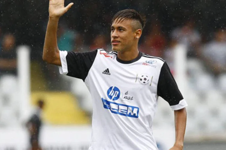 
	Neymar durante partida beneficente pela campanha Natal Sem Fome 2012: os jornalistas latino-americanos e europeus continuam votando na pesquisa
 (©afp.com / Ricardo Saibun)