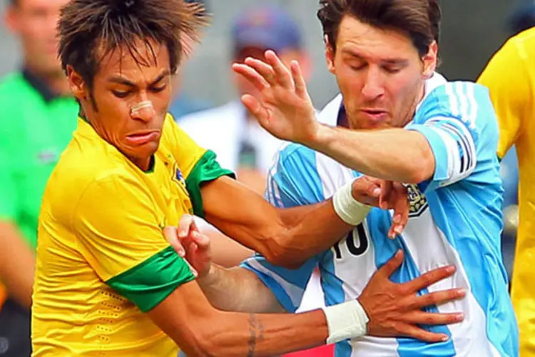 
	Neymar e Messi em amistoso Brasil e Argentina em 2012
 (Rich Schultz/Stringer/Getty Images)