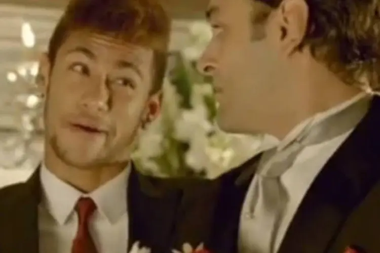 O jogador Neymar aparece como padrinho do casal e repreende o noivo por não contratar o serviços da Claro TV (Reprodução)