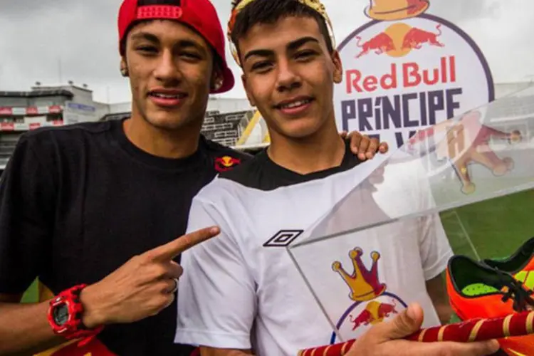 Neymar com o vencedor da competição patrocinada pela Red Bull, o Príncipe da Vila, na Vila Belmiro, em Santos (Divulgação)