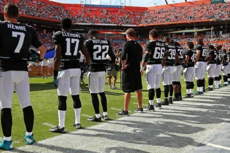 
	Jogadores do Jacksonville Jaguars fazem um minuto de sil&ecirc;ncio em mem&oacute;ria das v&iacute;timas
 (AFP/Mike Ehrmann)