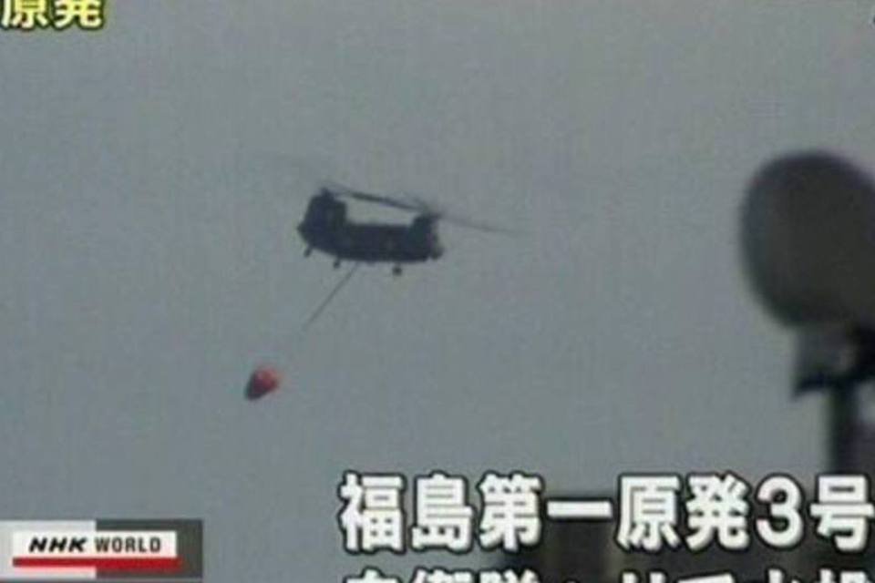 Helicópteros lançam água para tentar esfriar reator nuclear de Fukushima
