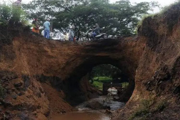 Estrada destruída na Nicarágua por deslizamento: acidente deixou um morto (Elmer Martínez/AFP)