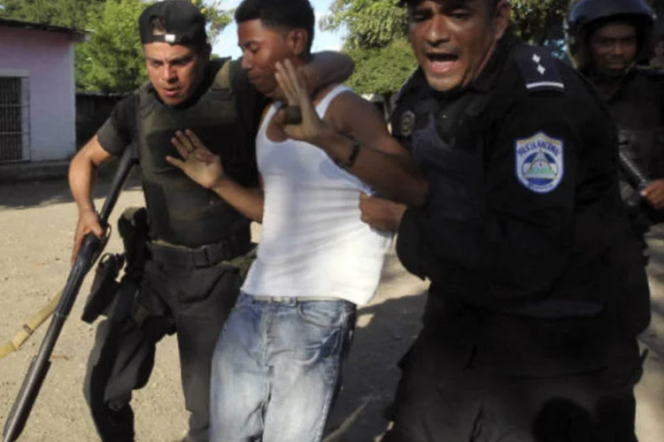 Polícia prende um jovem durante os confrontos entre apoiantes da Frente Sandinista de Libertação Nacional (FSLN) e da Aliança Independente do Partido Liberal (PLI), após eleições  (REUTERS/Oswaldo Rivas)
