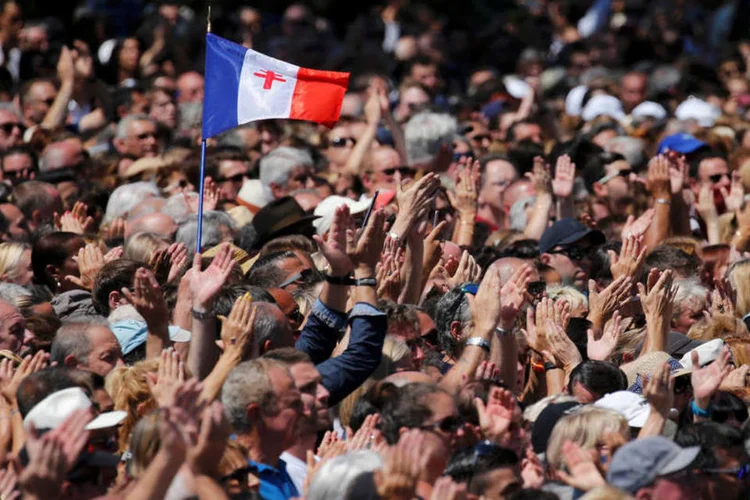 
	Homenagem em Nice: antes e depois do minuto de sil&ecirc;ncio, o primeiro-ministro Manuel Valls foi vaiado pela multid&atilde;o
 (Pascal Rossignol / Reuters)