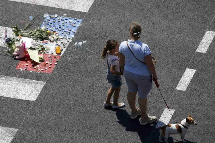 
	Nice: a Fran&ccedil;a pode colocar cerca de 3 mil policiais adicionais em patrulha durante o ver&atilde;o, especialmente em praias e locais de festividades
 (Eric Gaillard / Reuters)