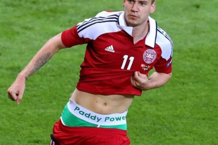 Nicklas Bendtner: multa e suspensão por propaganda em campo (Getty Images)