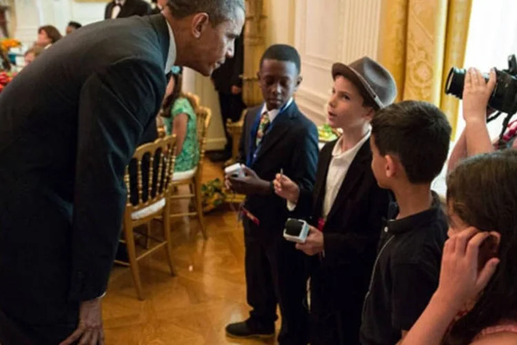 Barack Obama conversa com Nicolas Come (de chapéu) e outras crianças (Foto Oficial da Casa Branca/Pete Souza)