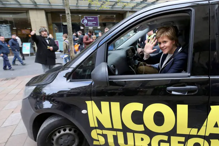 
	Nicola Sturgeon: &quot;Uma parte fundamental da minha responsabilidade nos pr&oacute;ximos meses &eacute; proteger o lugar da Esc&oacute;cia na UE&quot;
 (Russell Cheyne / Reuters)