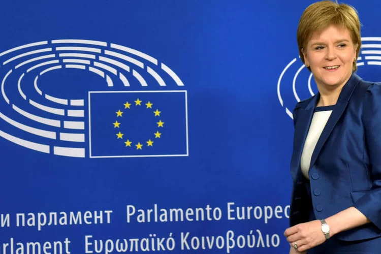
	Nicola Sturgeon: Juncker receber&aacute; hoje Nicola Sturgeon, que j&aacute; se reuniu com o presidente do Parlamento Europeu
 (Eric Vidal / Reuters)