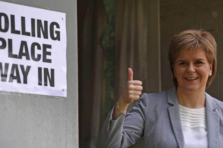
	Nicola Sturgeon: &quot;Pelo que pude ver nas redes sociais, o clima &eacute; muito vari&aacute;vel em todo o Reino Unido&quot;
 (Clodagh Kilcoyne / Reuters)