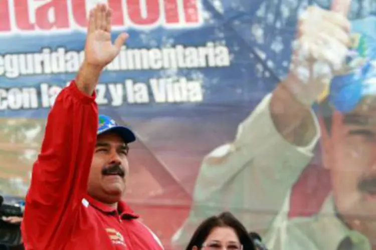Nicolás Maduro cumprimenta simpatizantes do governo: Maduro cumprirá um ano de presidência no dia 14 de abril (AFP)