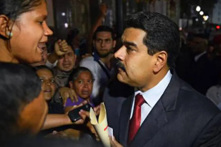 Nicolás Maduro cumprimenta partidários após reunião com membros da oposição em Caracas, 8 de abril de 2014
 (Juan Barreto/AFP)