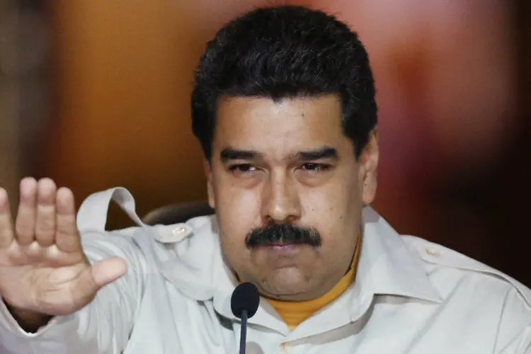 
	Nicol&aacute;s Maduro: &quot;rep&uacute;dio total &agrave;s declara&ccedil;&otilde;es de Donald Trump. Bandido, ladr&atilde;o, como vai se meter com nossos irm&atilde;os do M&eacute;xico que j&aacute; s&atilde;o bastante perseguidos e explorados por voc&ecirc;s?&quot;
 (Carlos Garcia/Reuters)
