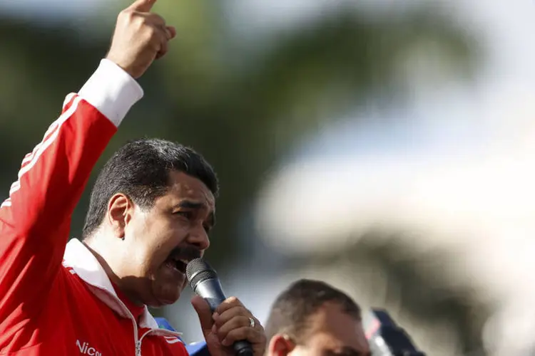 O presidente da Venezuela, Nicolás Maduro, fala com trabalhadores em Miraflores, dia 15/12/2015 (Carlos Garcia Rawlins / Reuters)