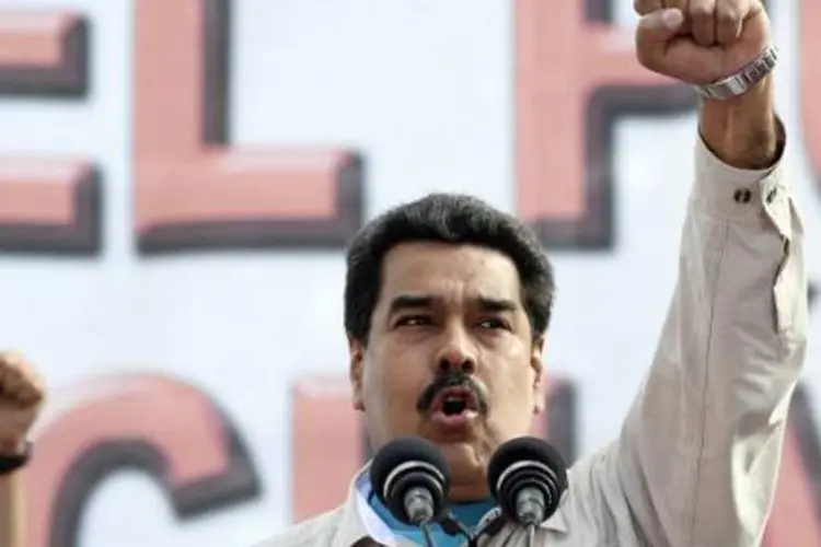 O presidente venezuelano Nicolás Maduro discursa para simpatizantes em Caracas: "espero que Obama retifique e derogue a ordem executiva contra nosso país" (Federico Parra/AFP)