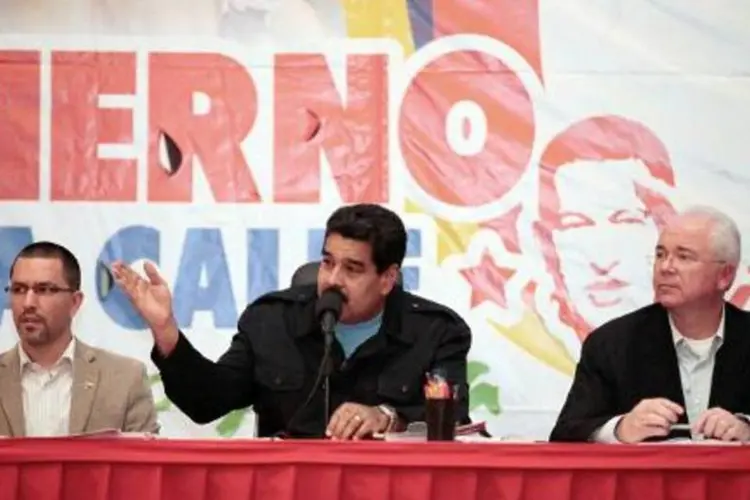 Presidente venezuelano Nicolás Maduro (C) discursa para empresários: a tendência de elevação deve persistir em abril, segundo o Banco Central do país (AFP)